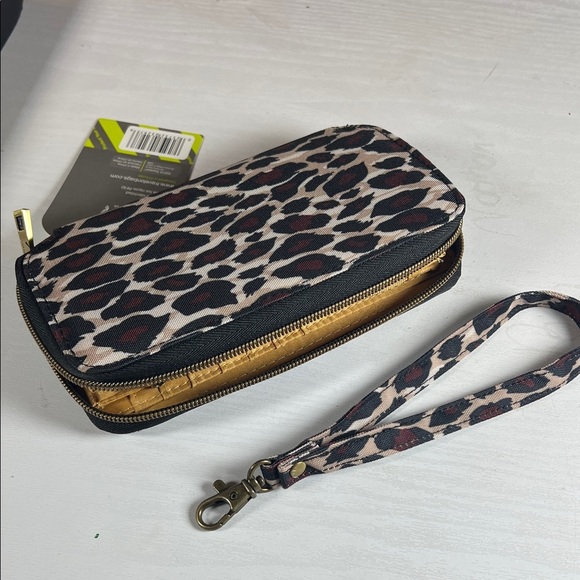 Travelon Black and White Leopard RFID Wallet - Picture 5 of 5